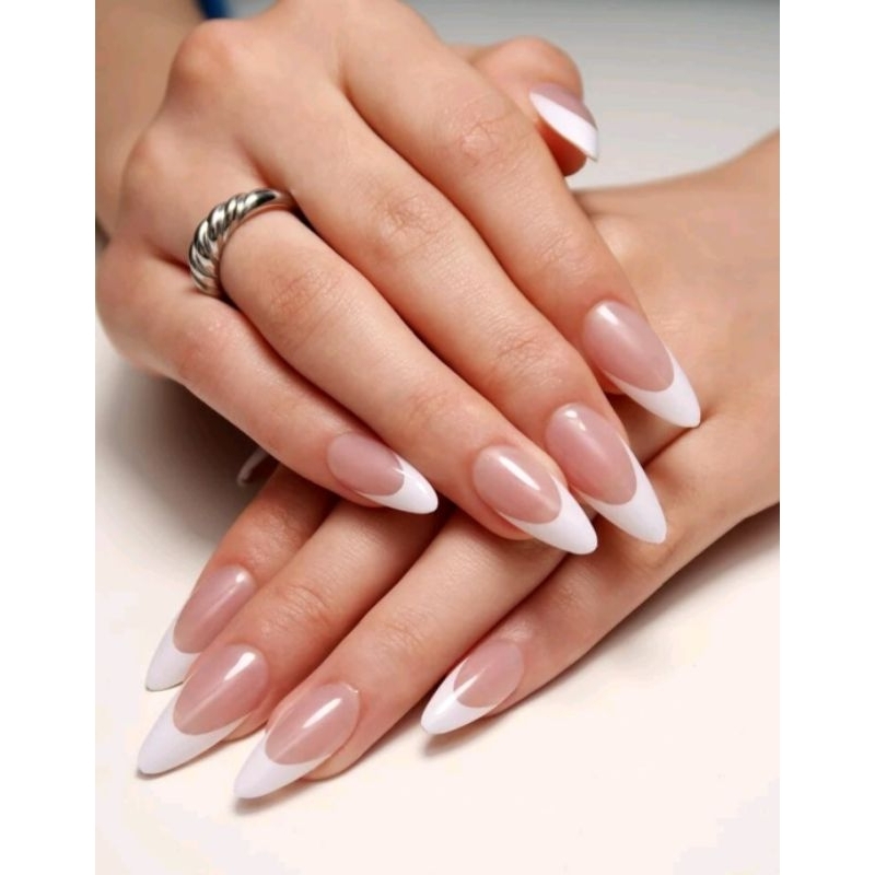 unha amendoada com nail art reversa