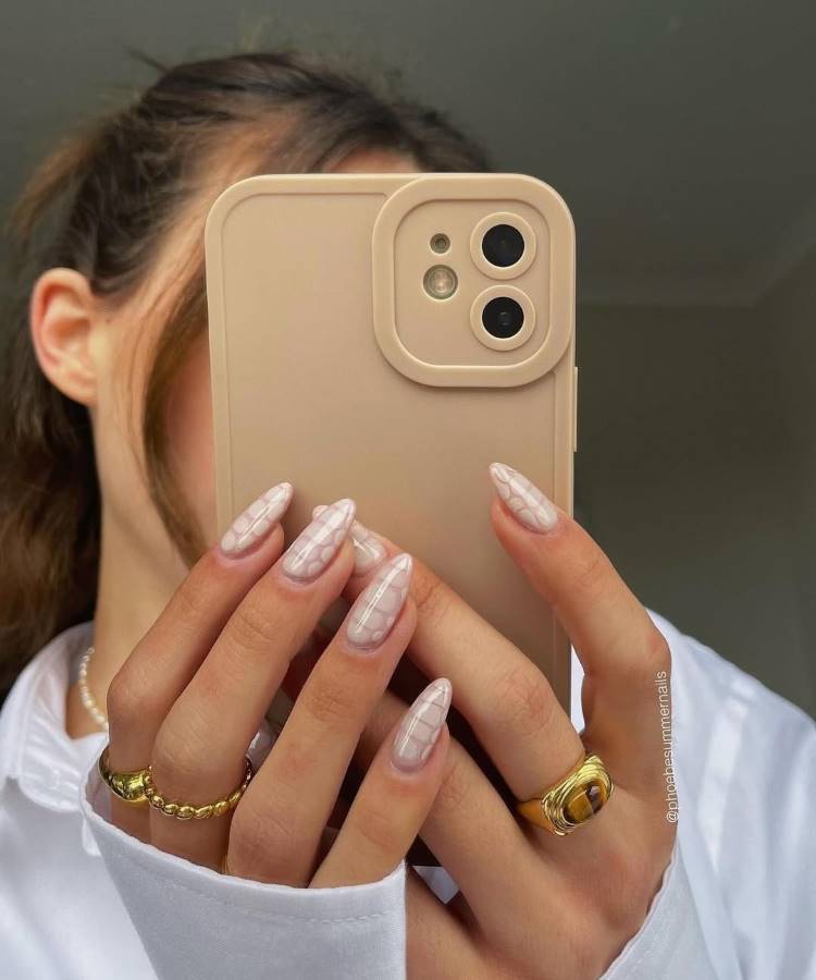 Como fazer unhas amendoadas em casa: Guia passo a passo