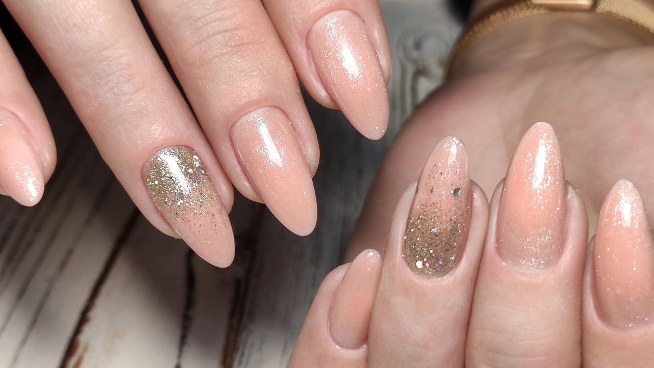 Unhas amendoadas vs. unhas stiletto: Qual escolher?