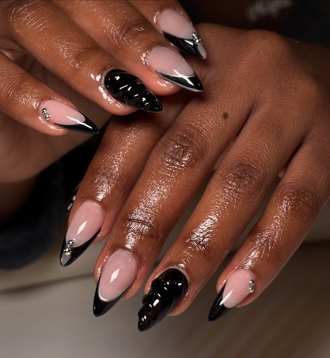 unha amendoada preta com glitter prata