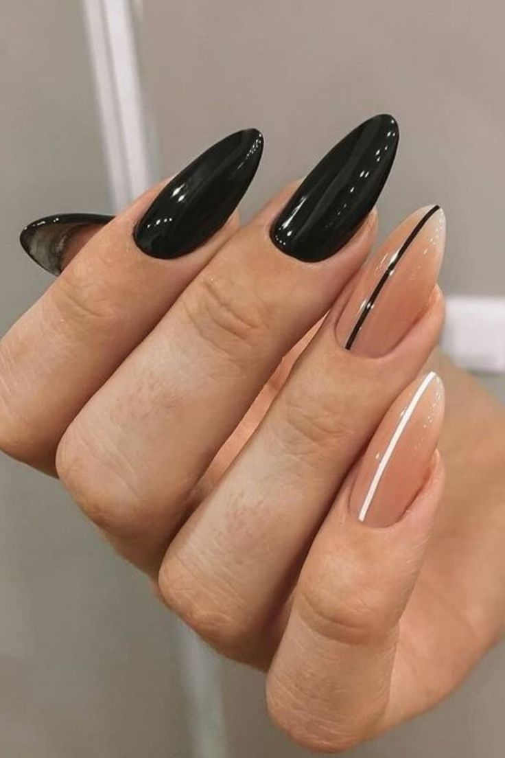 unha amendoada preta com glitter e esmalte metalizado