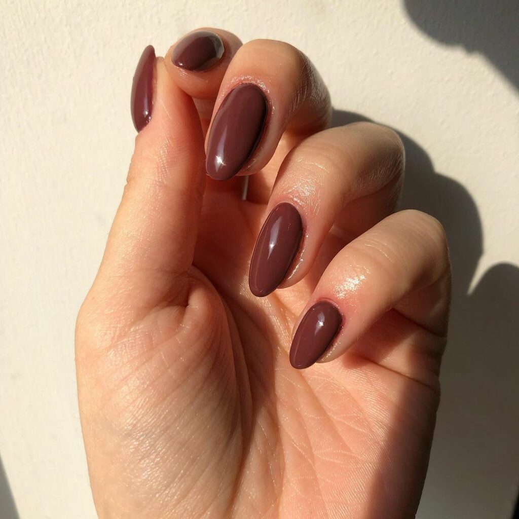 unha amendoada com esmalte cintilante