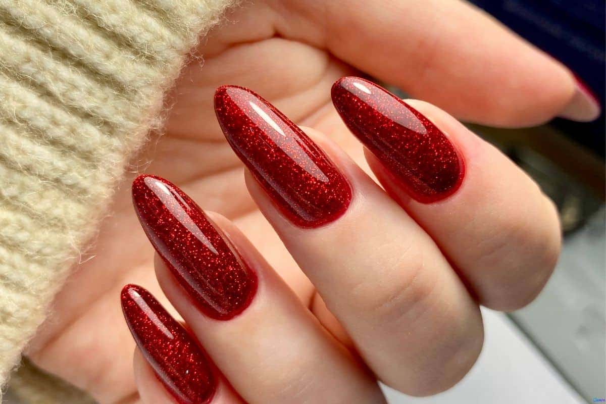 Tendências de Cores de Esmalte Vermelho para Unhas Amendoadas em 2024
