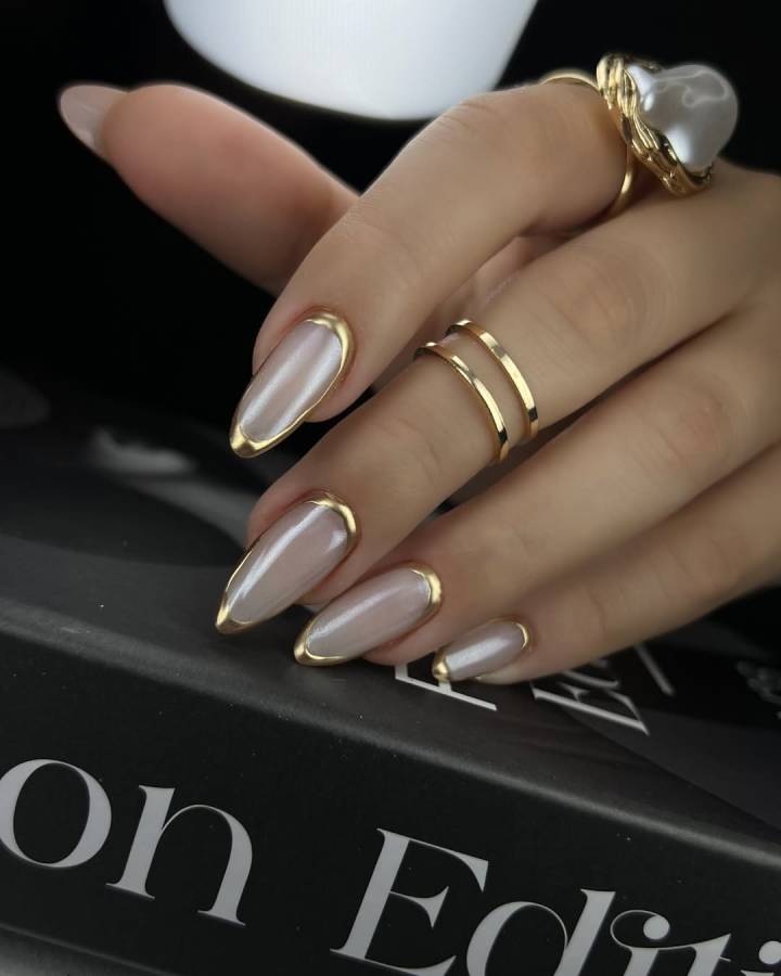 unha ano novo branco e dourado com glitter