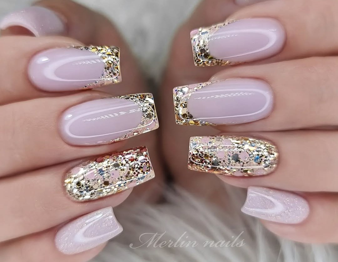 unha ano novo branco e dourado com pedrarias