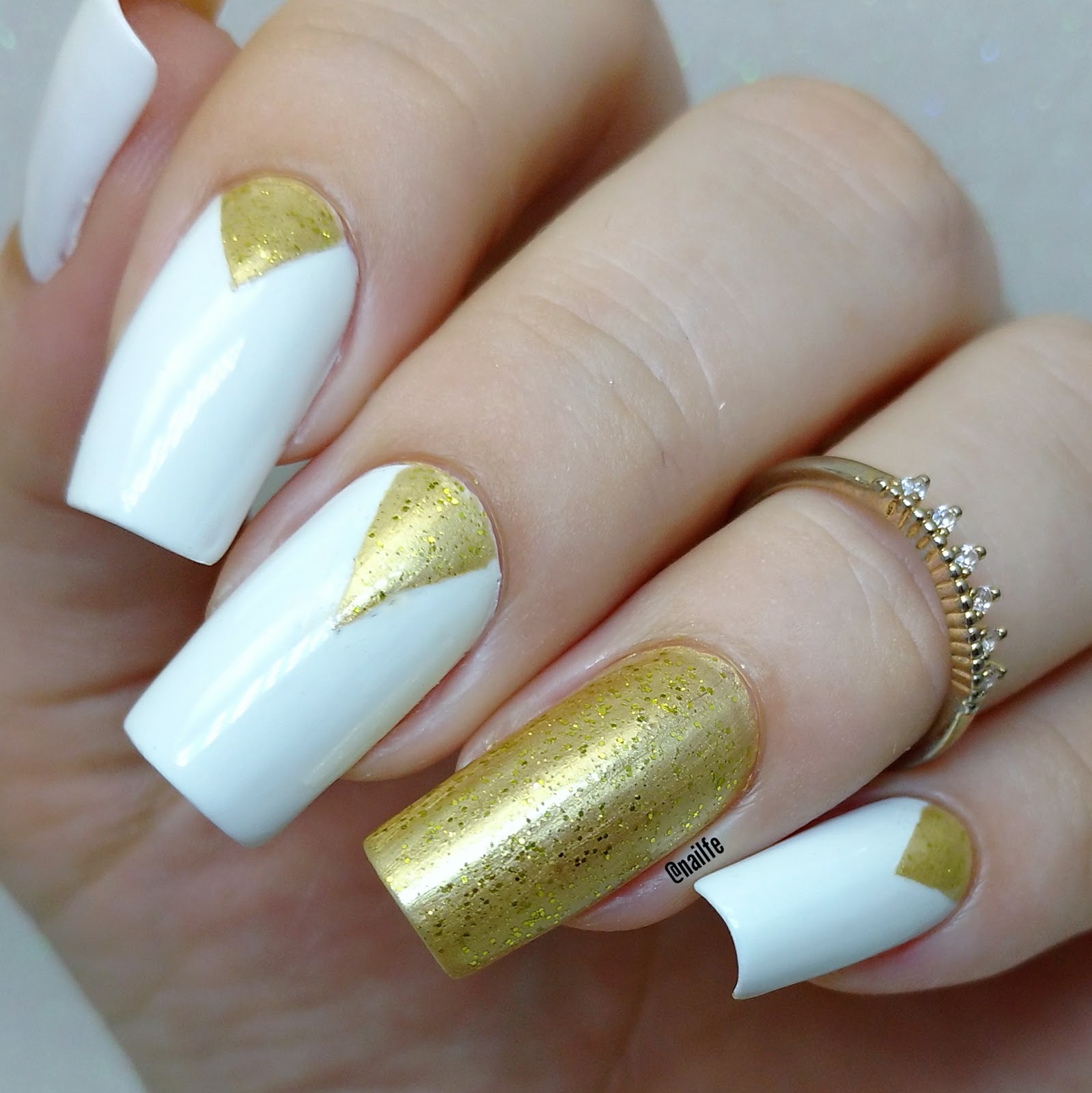 unha ano novo branco e dourado com glitter