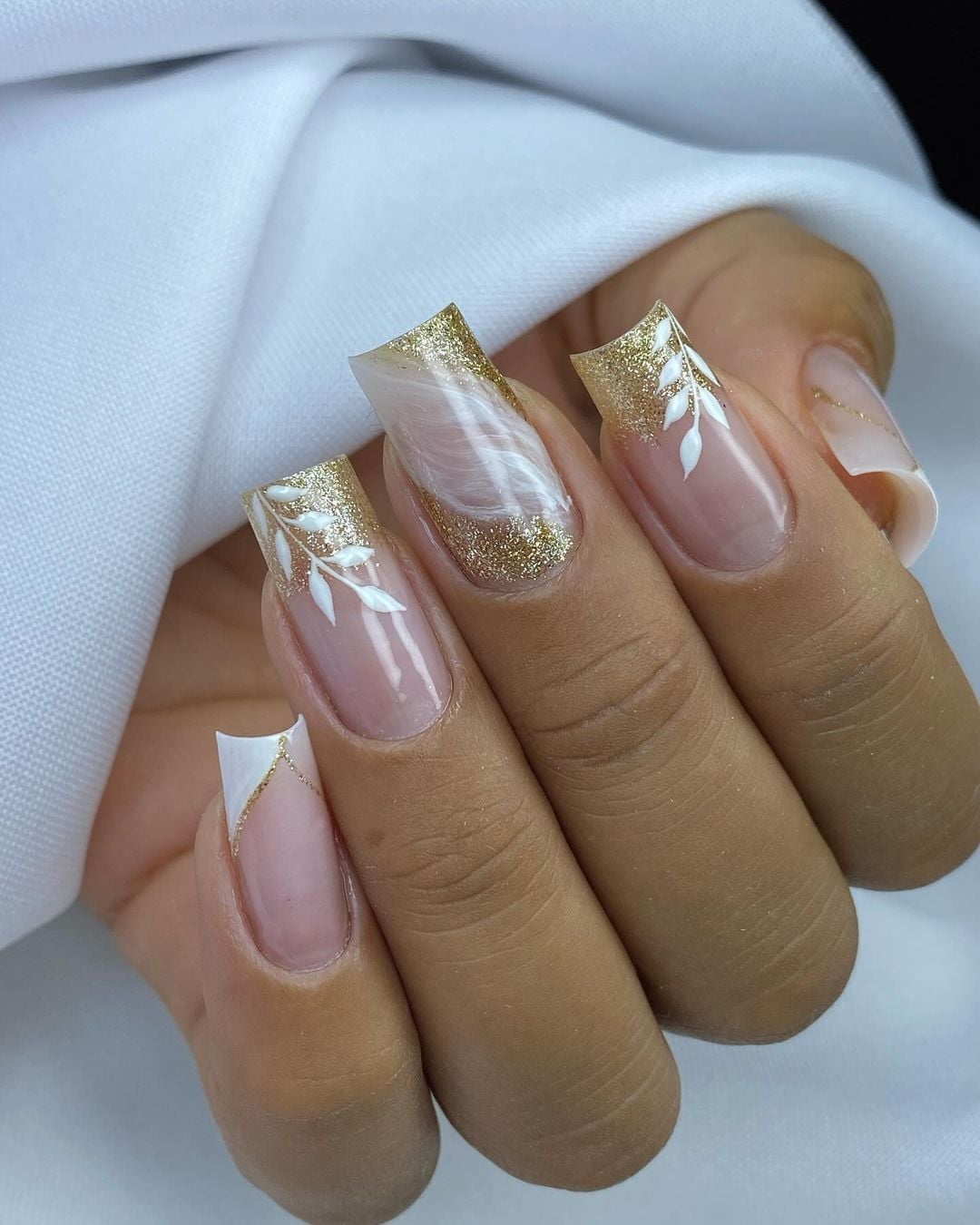 unha ano novo branco e dourado curta
