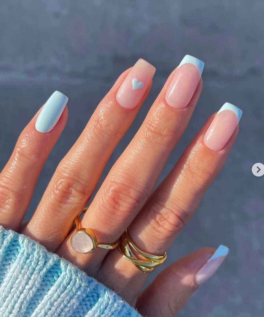 unha azul bebe com branco