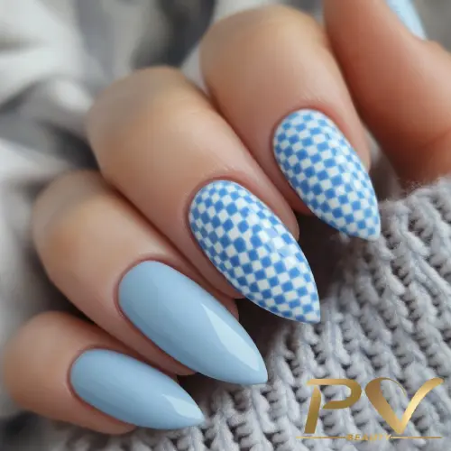 unha azul bebe com branco