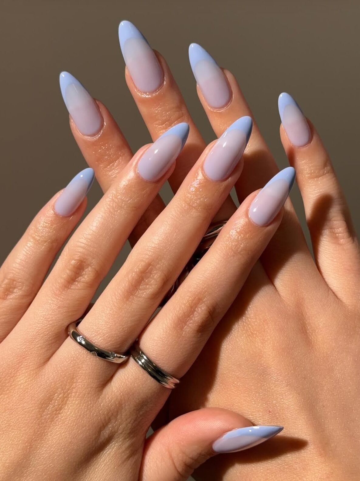 unha azul bebe com branco