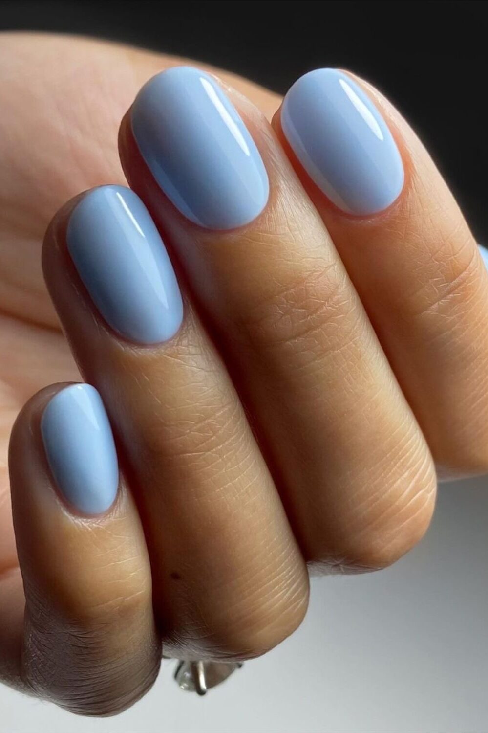 unha azul bebê com glitter flocado