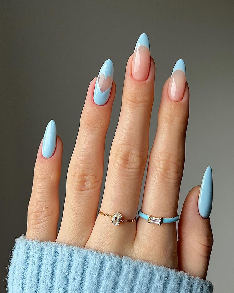 unha azul bebê com glitter e adesivos