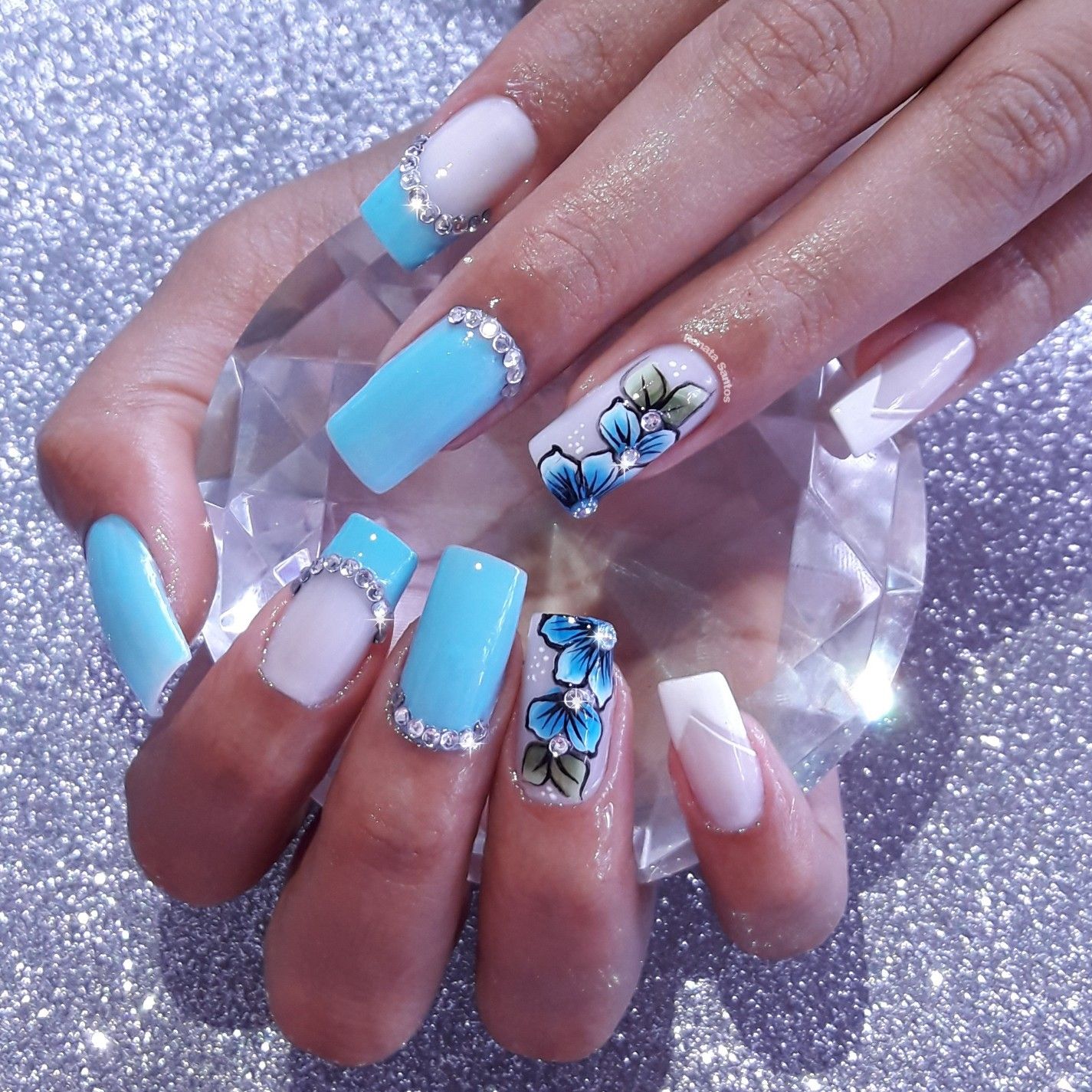 unha azul bebê com glitter para casamento