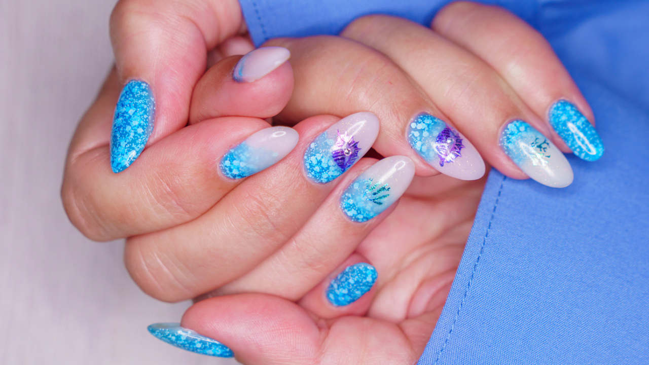 unha azul bebê com glitter para formatura