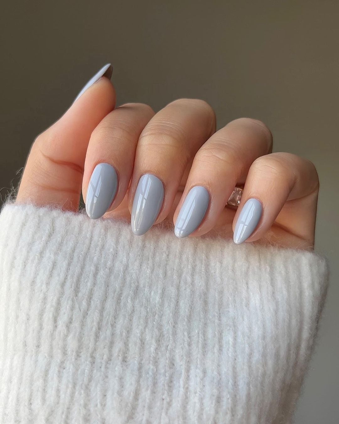 unha azul bebê com glitter para o dia a dia