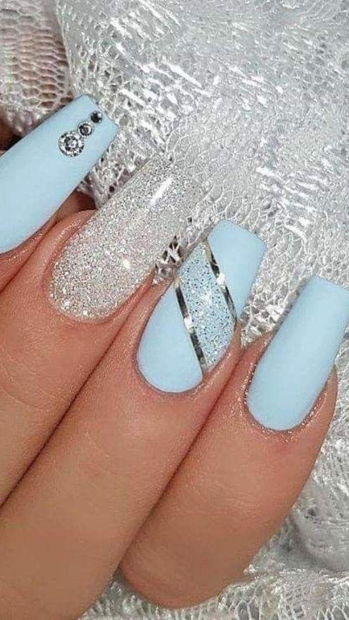 unha azul bebê com glitter encapsulado
