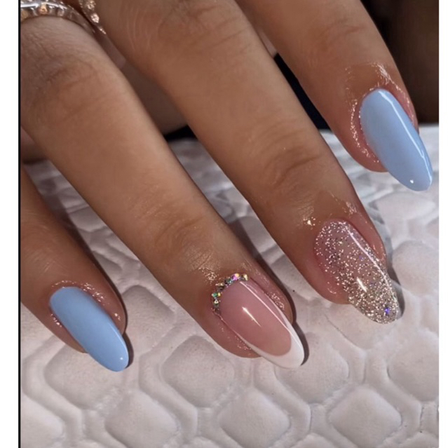 unha azul bebê com glitter furta-cor