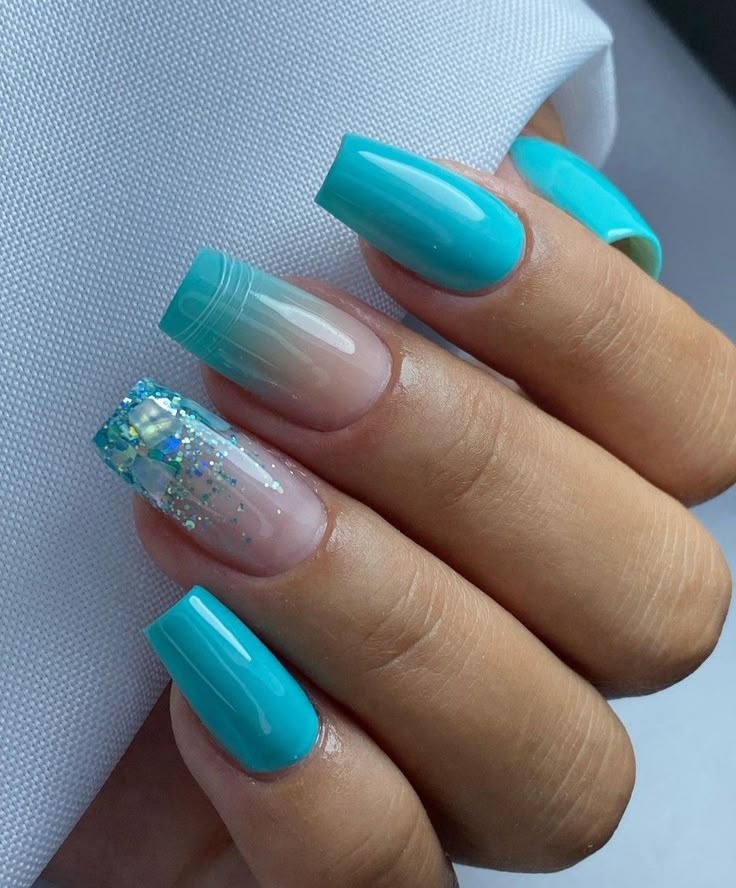 unha azul bebê com glitter fosco