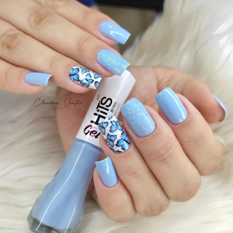 unha azul bebê decorada com flores