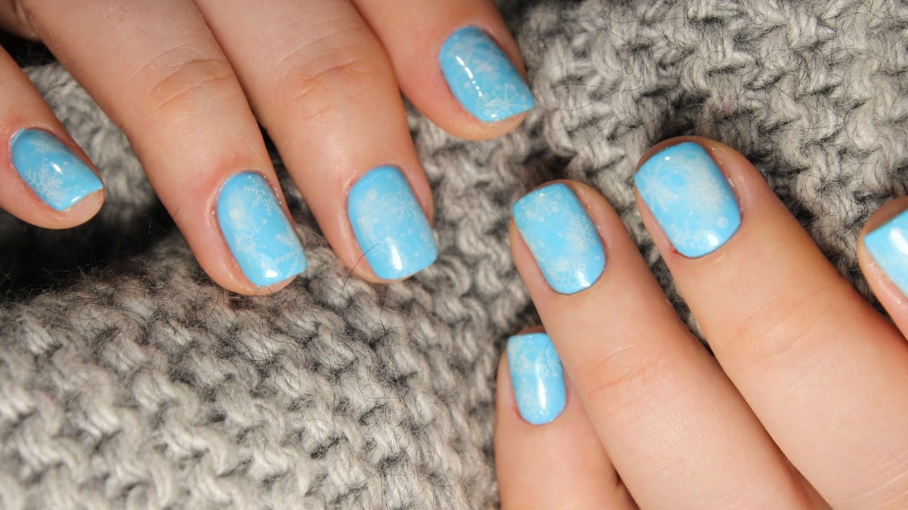 Nail Art Delicada com Azul Claro: Inspirações de Flores e Borboletas