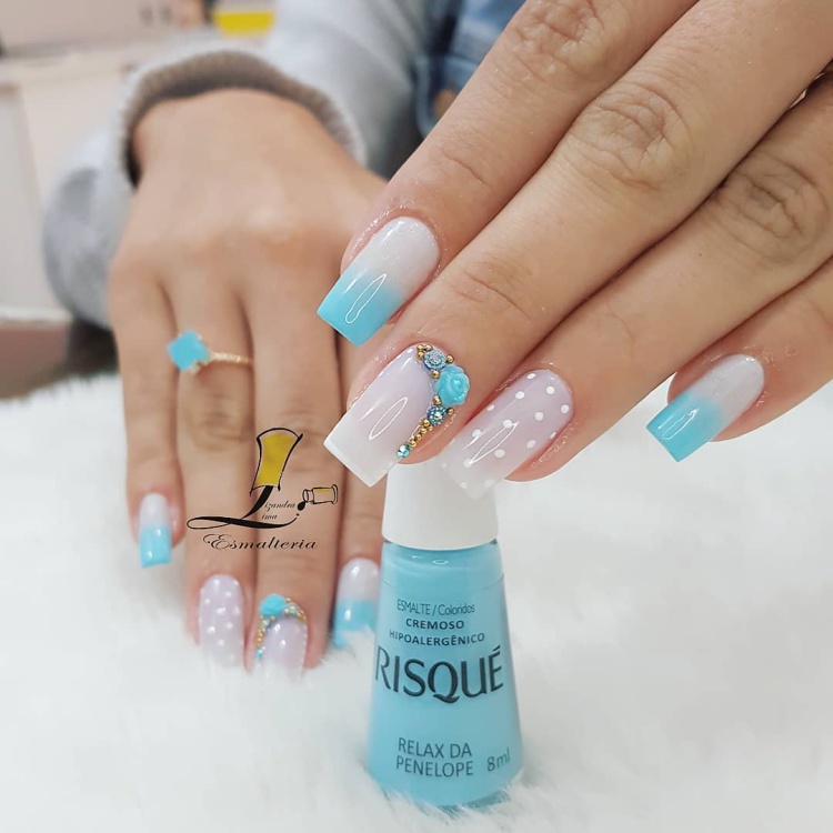 Nail Art Delicada com Azul Claro: Inspirações de Flores e Borboletas