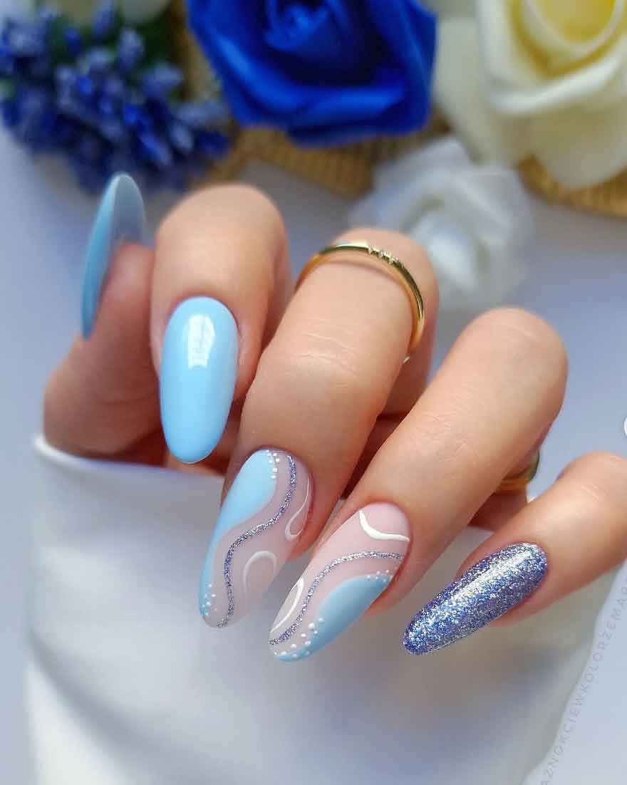 unha azul claro com branco