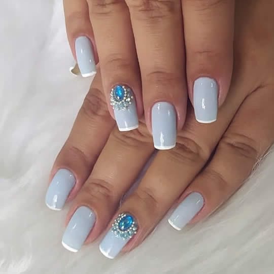 ideias de unhas azul claro com francesinha branca