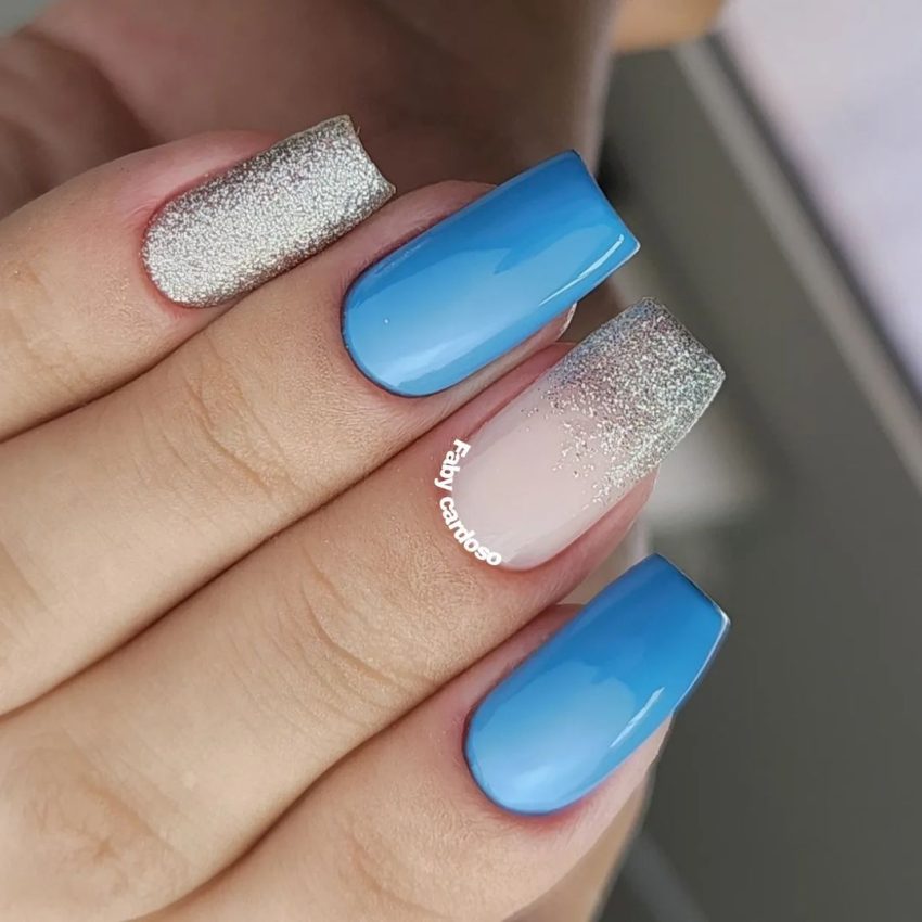 unha azul claro com francesinha branca vs unhas azuis com francesinha colorida