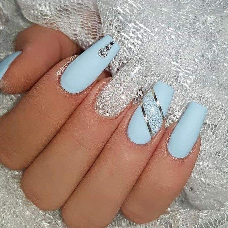unha azul claro decorada
