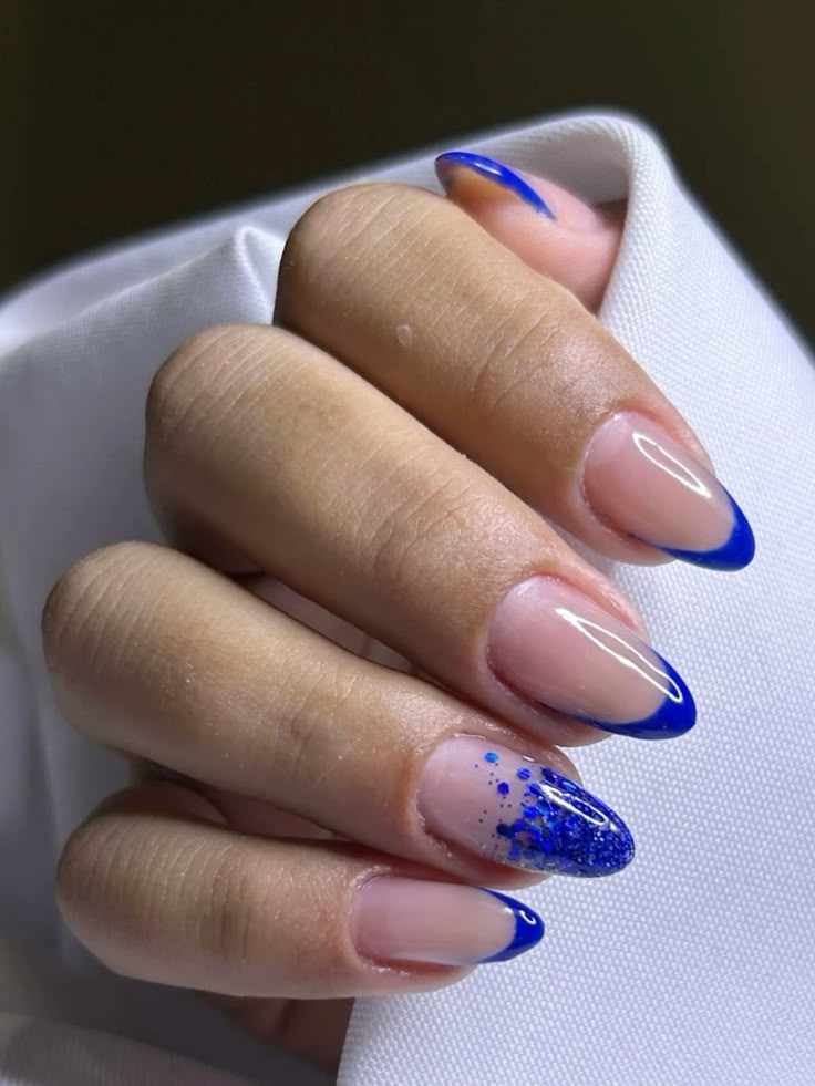 ideias de unhas azul com francesinha branca