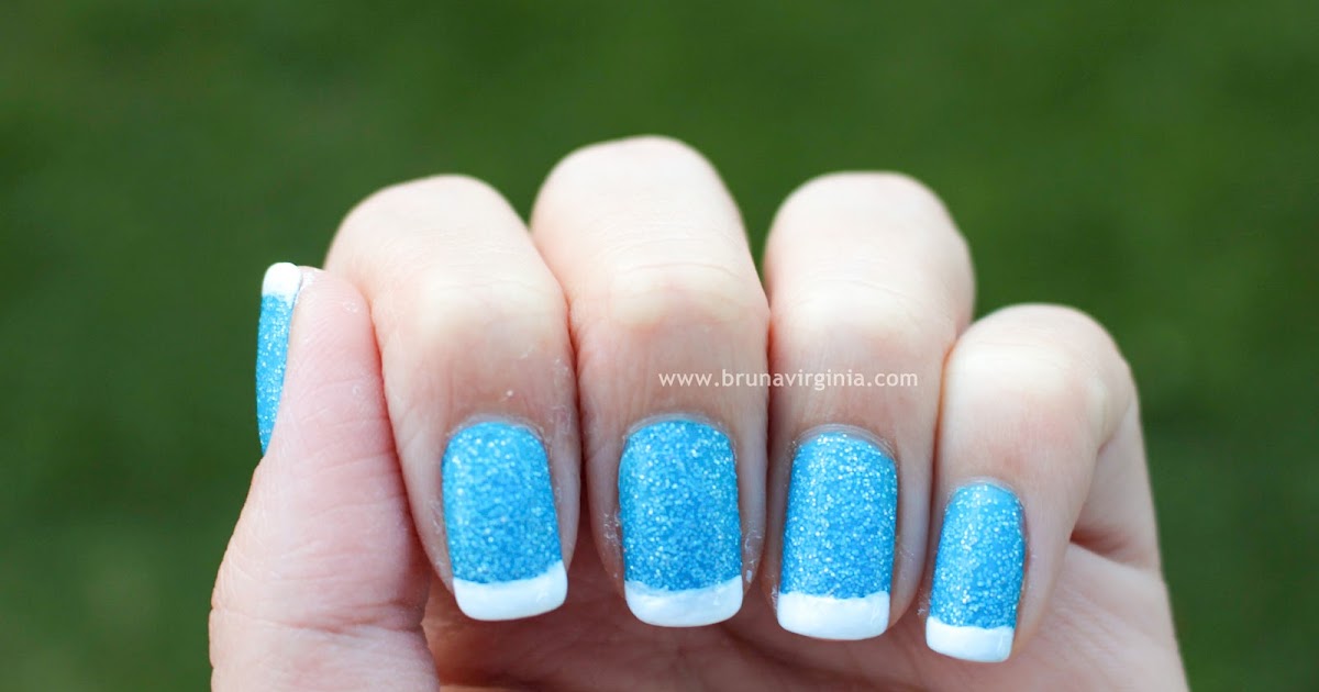 unha azul com glitter marmorizada