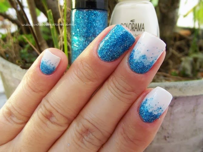unha azul com glitter curta