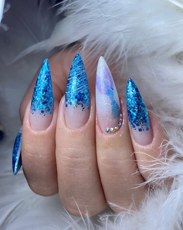 unha azul com glitter quadrada