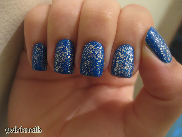 unha azul com glitter amendoada