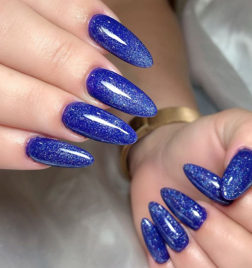 unha azul bebê com glitter