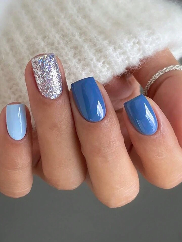unha azul bebê com glitter