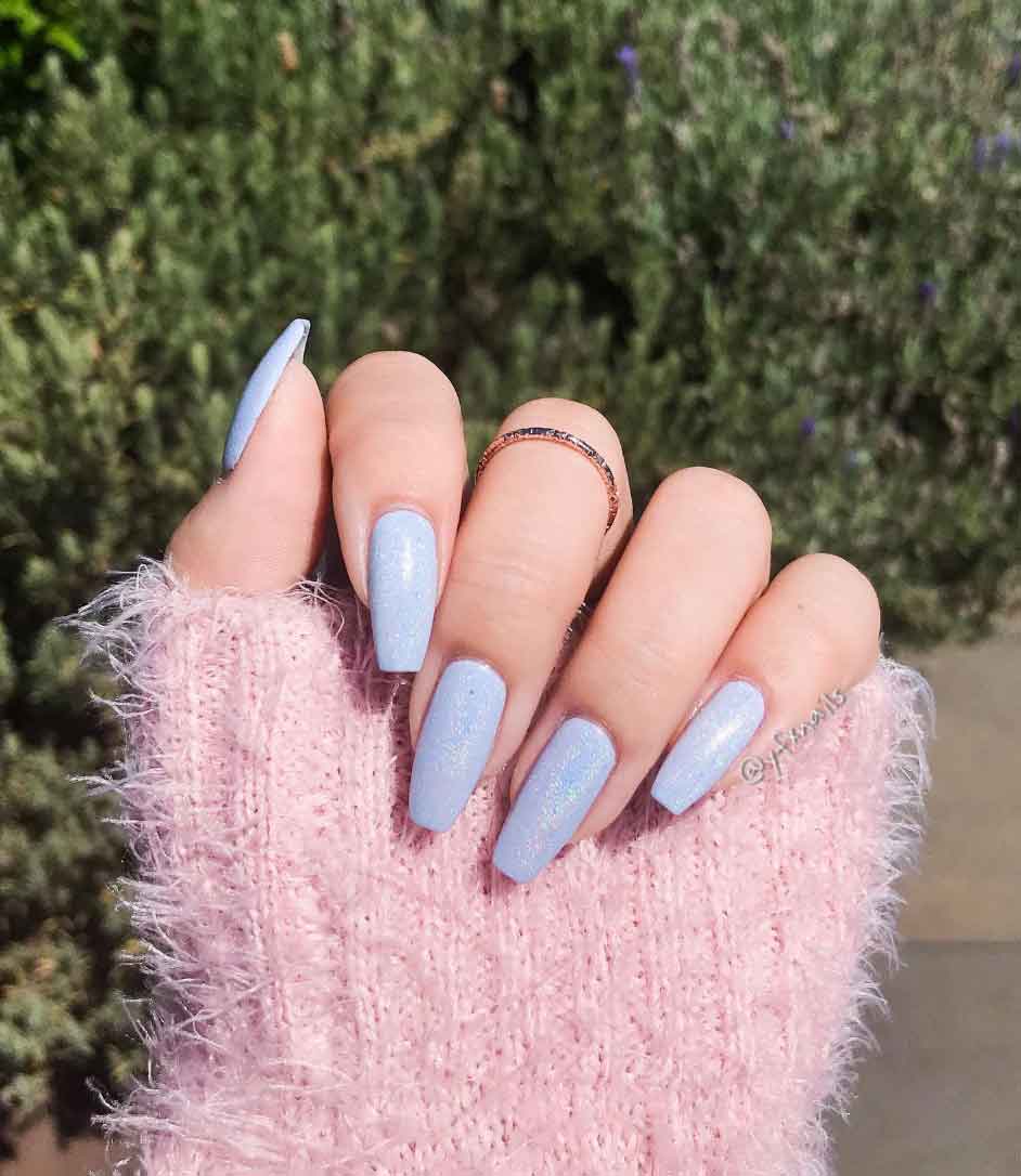 unha azul pastel com glitter