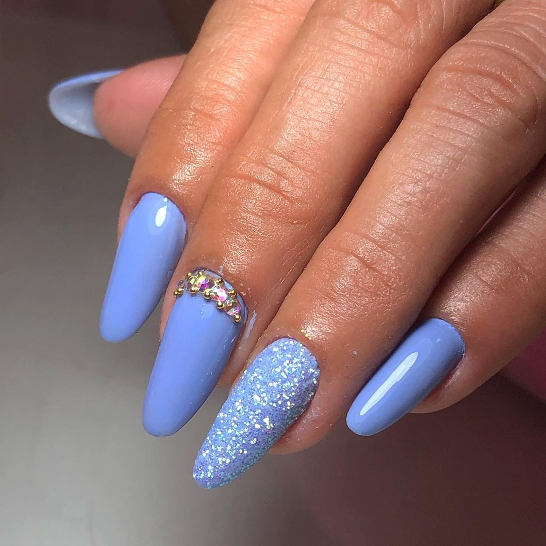 unha azul bebê com glitter