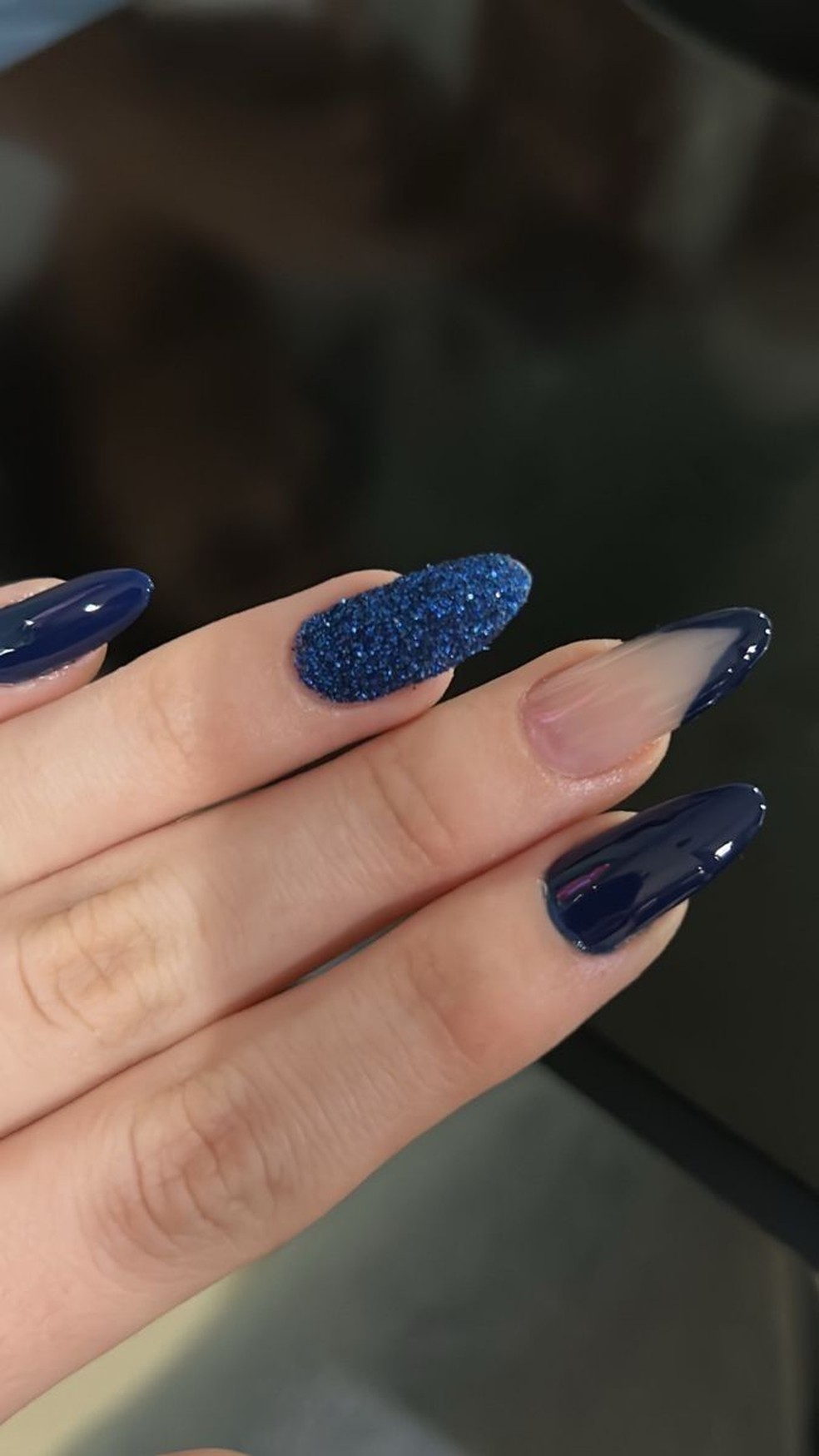 unha azul com efeito cascata de glitter