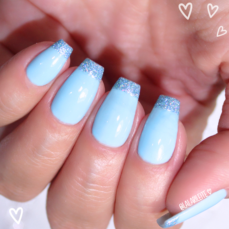 unha azul com glitter e efeito holográfico