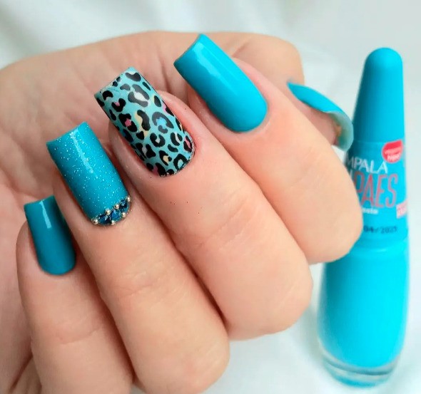 unha azul com glitter e nail art