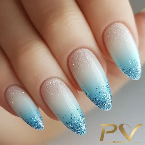 unha azul royal com glitter prata