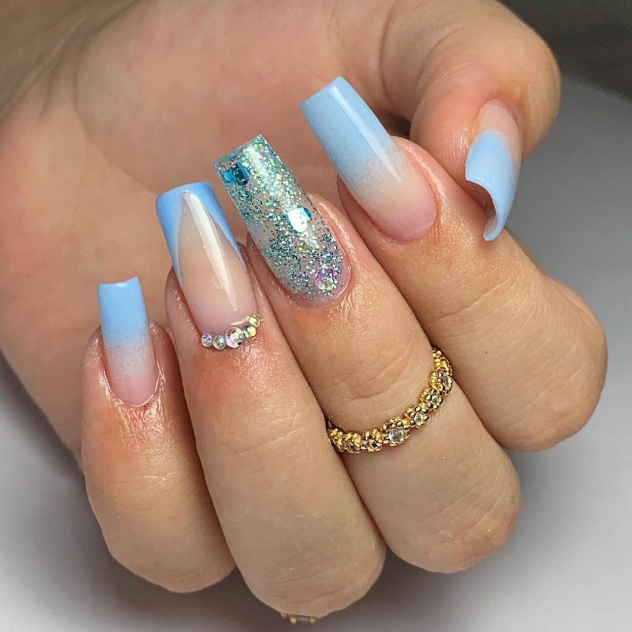 unha azul bebê com glitter