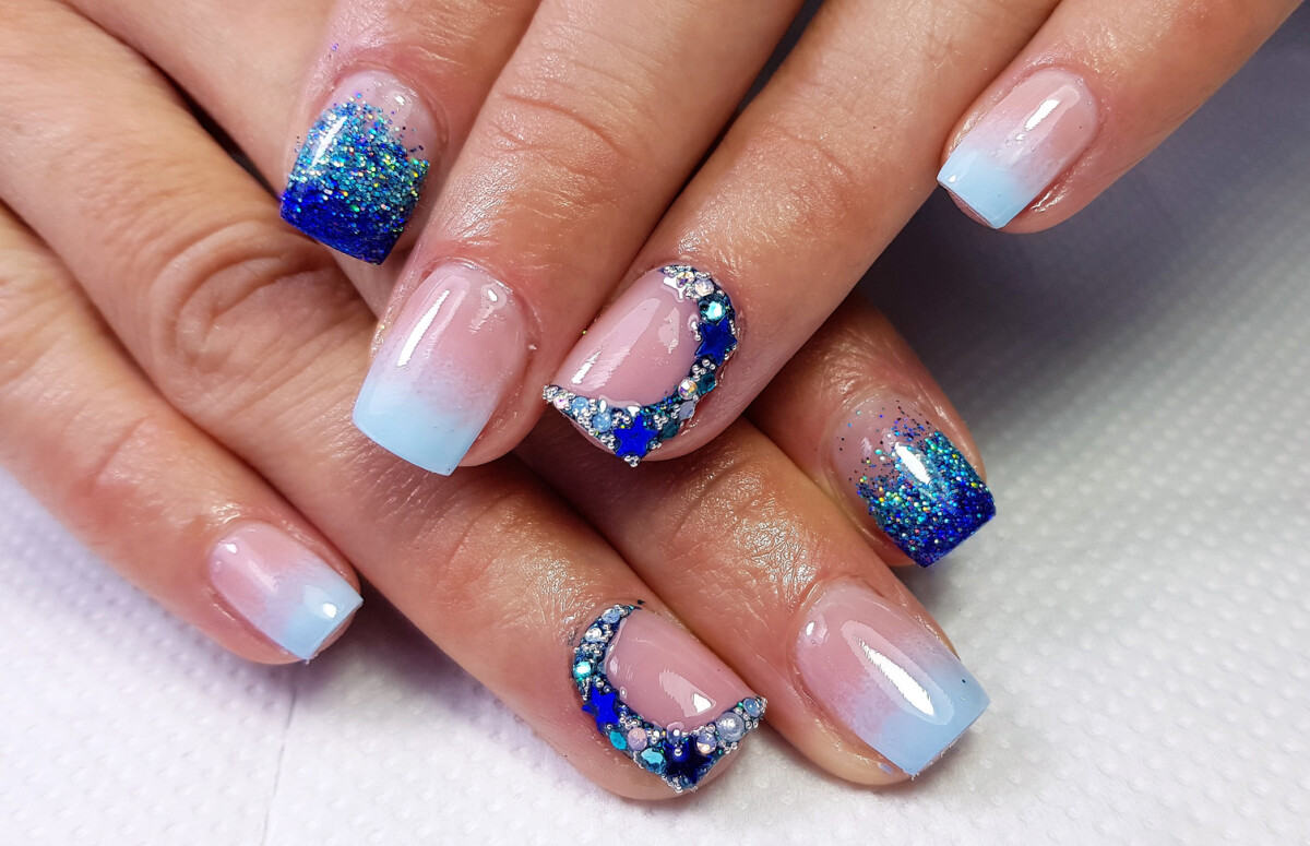 unha azul com glitter e borboleta