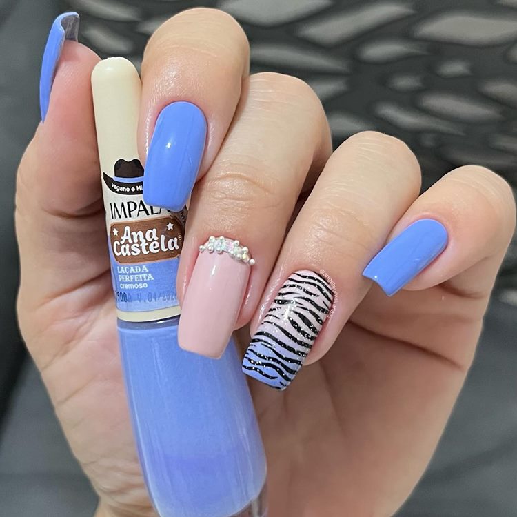 unha azul com glitter e strass
