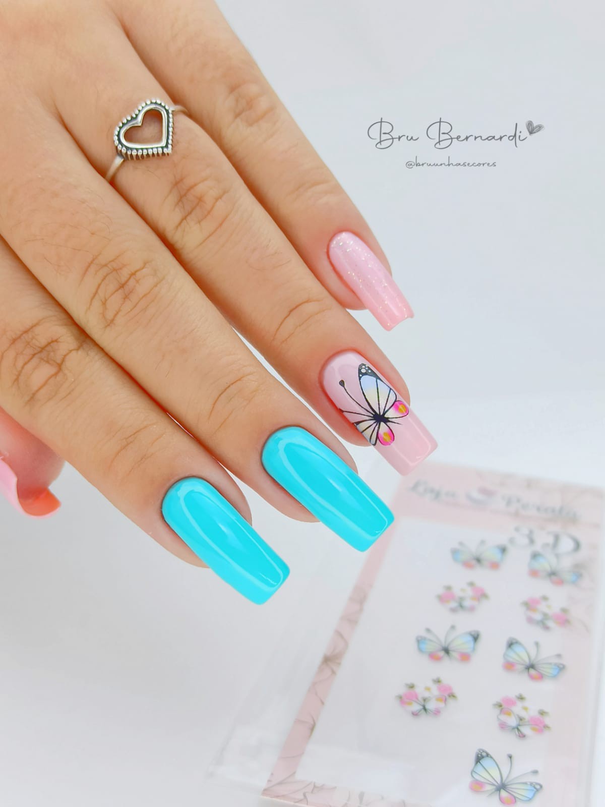 unha azul e rosa delicada