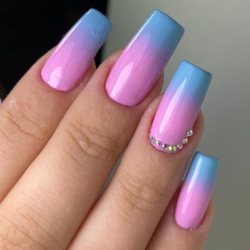 unha azul e rosa vibrante