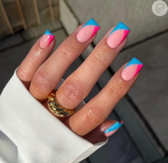unha azul e rosa com glitter