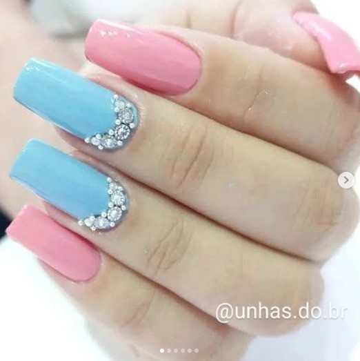 unha azul e rosa pastel