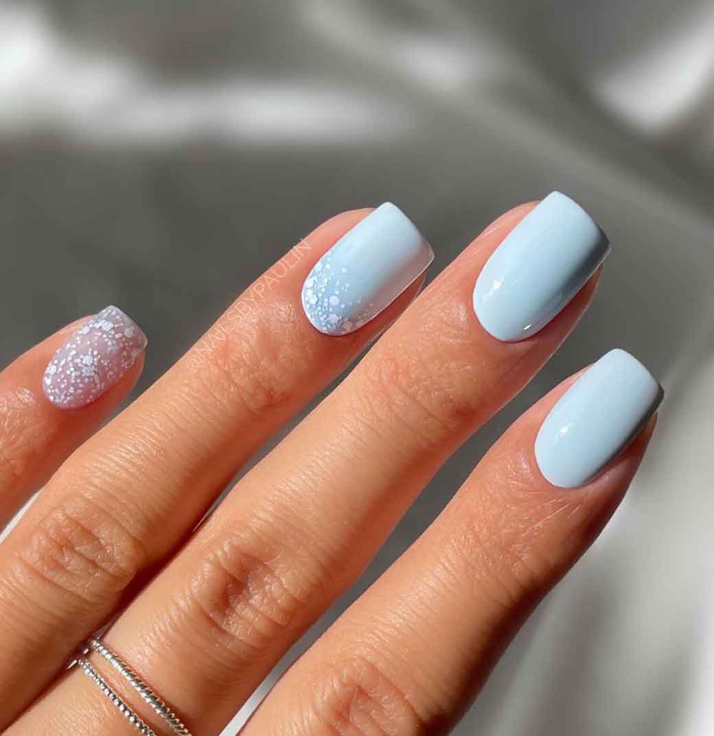 unha em gel azul com glitter